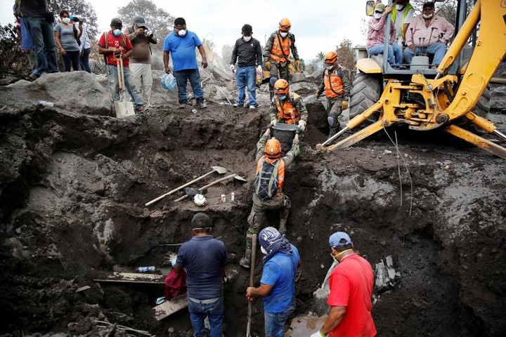 Ảnh: Gian nan tìm kiếm các thi thể bị núi lửa ở Guatemala chôn vùi - Ảnh 2.