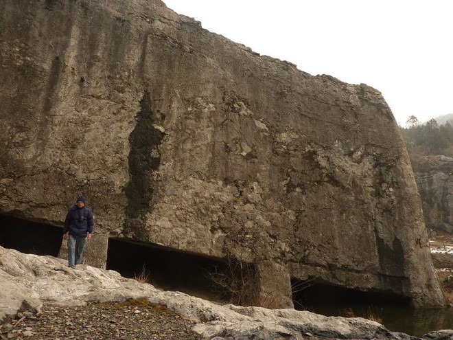 Tấm bia đá bí ẩn ở Trung Quốc: Nặng hơn 31.000 tấn, cao gần bằng tượng Nữ thần Tự Do - Ảnh 3.