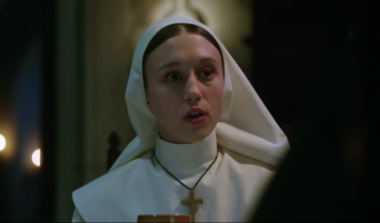 Hết hồn với cảnh Valak nhảy xổ vào con gái nhà người ta trong The Nun - Ảnh 4. Hết hồn với cảnh Valak nhảy xổ vào con gái nhà người ta trong The Nun - Ảnh 4.