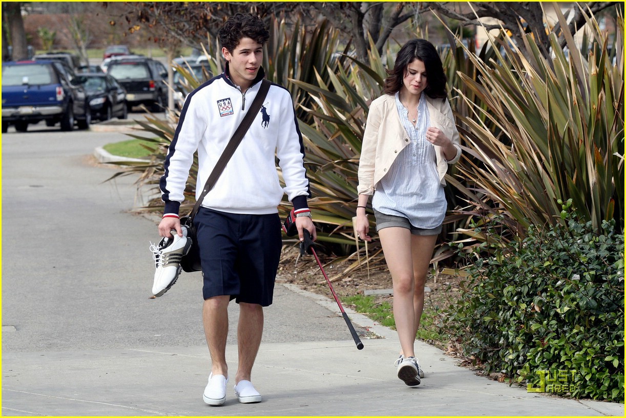 selena-gomez-nick-jonas-golfing-20-15289028192141885885330.jpg