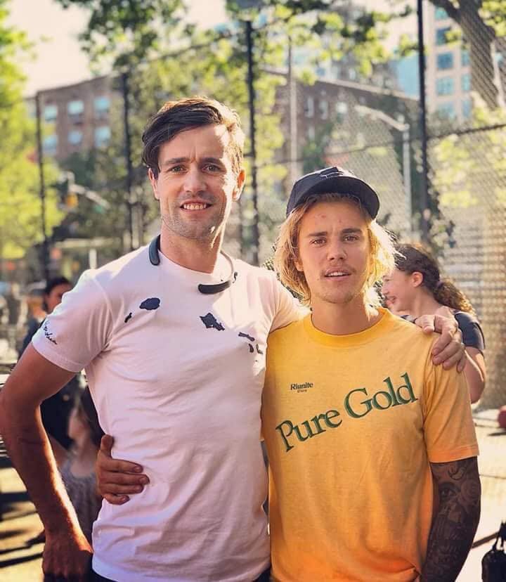 Justin Bieber chụp ảnh với fan nhưng không biết ai là fan, ai là idol nữa? - Ảnh 1. Justin Bieber chụp ảnh với fan nhưng không biết ai là fan, ai là idol nữa? - Ảnh 1.