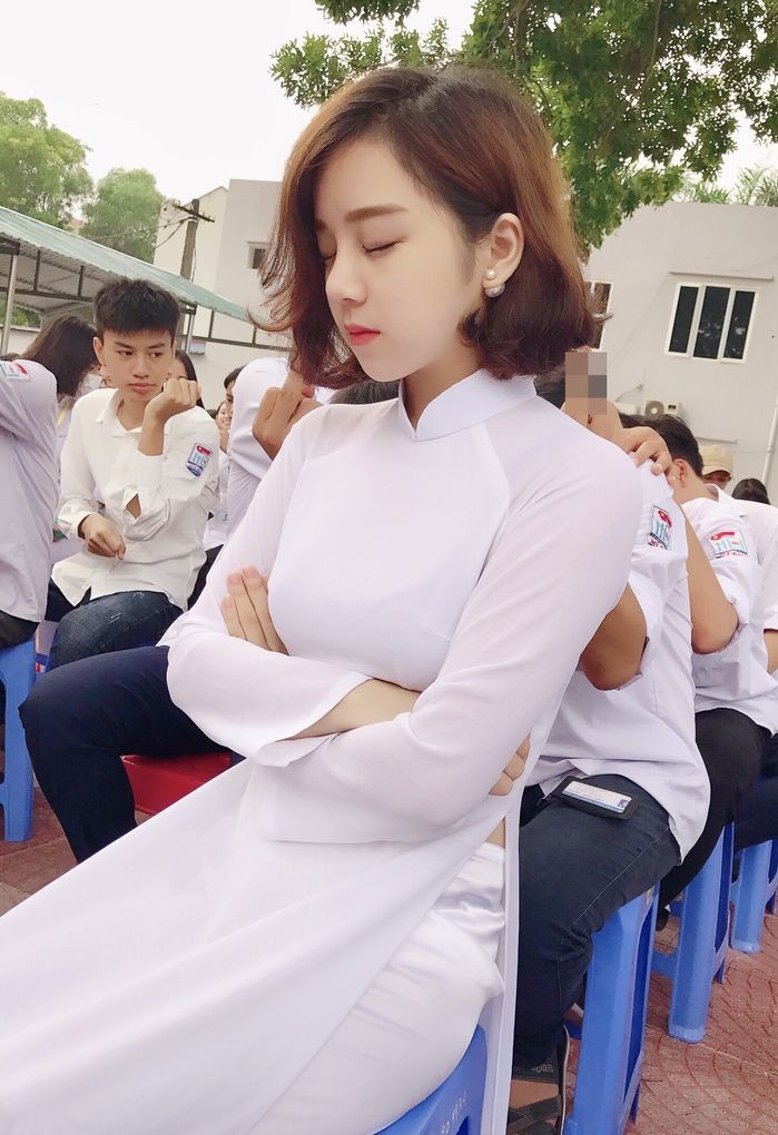 Hot girl cổ vũ World Cup có 10X Hưng Yên nổi tiếng với ảnh ngủ gật - Ảnh 1.