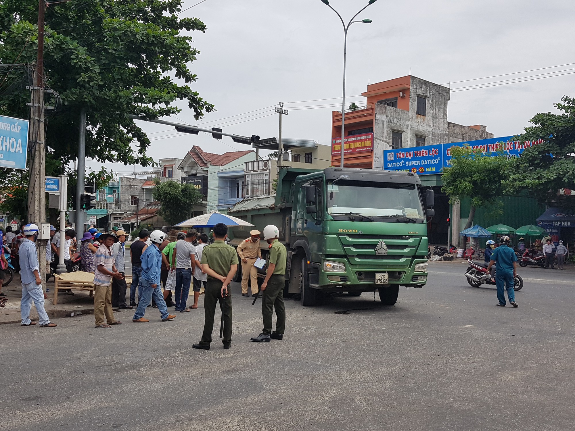 Xe ben cán nát xe đạp, cụ ông 93 tuổi chết thảm - Ảnh 1. Xe ben cán nát xe đạp, cụ ông 93 tuổi chết thảm - Ảnh 1.