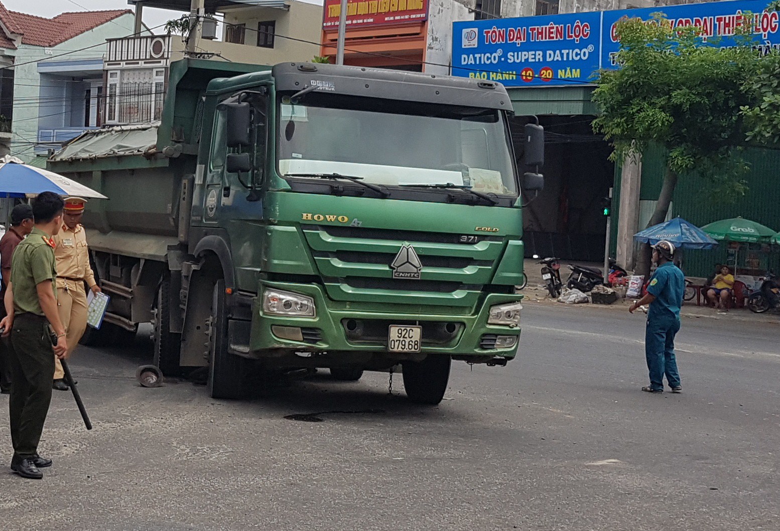 Xe ben cán nát xe đạp, cụ ông 93 tuổi chết thảm - Ảnh 2. Xe ben cán nát xe đạp, cụ ông 93 tuổi chết thảm - Ảnh 2.
