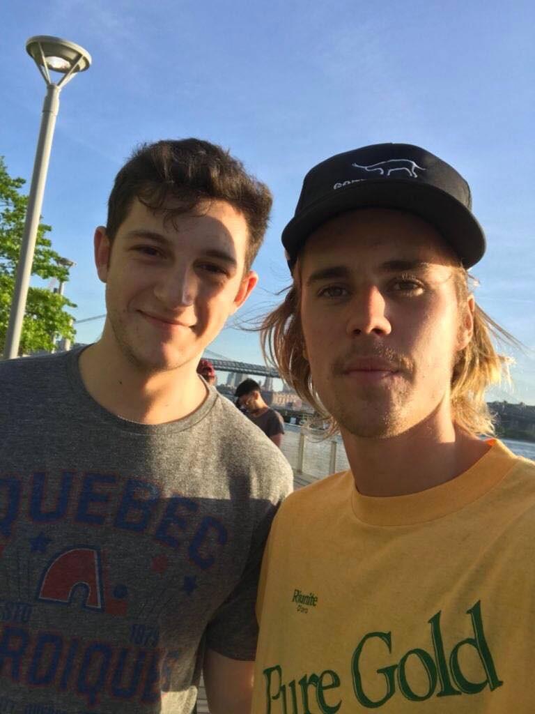 Justin Bieber chụp ảnh với fan nhưng không biết ai là fan, ai là idol nữa? - Ảnh 2. Justin Bieber chụp ảnh với fan nhưng không biết ai là fan, ai là idol nữa? - Ảnh 2.