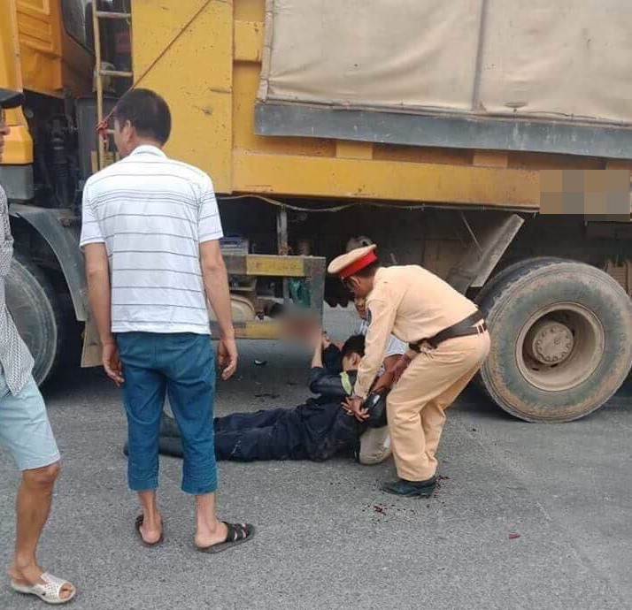 Trên đường về sau khi dập lửa, chiến sĩ PCCC bị xe tải cán dập bàn tay phải - Ảnh 2.