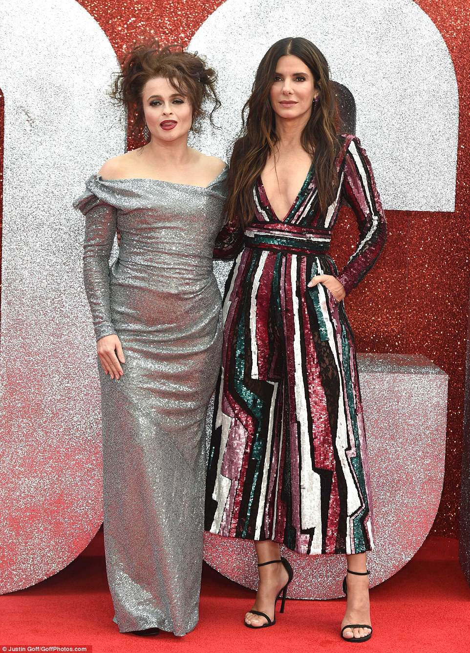 Rihanna mặc đồ trễ nải suýt lộ cả vòng 1 trên thảm đỏ Oceans 8 - Ảnh 5. Rihanna mặc đồ trễ nải suýt lộ cả vòng 1 trên thảm đỏ Oceans 8 - Ảnh 5.