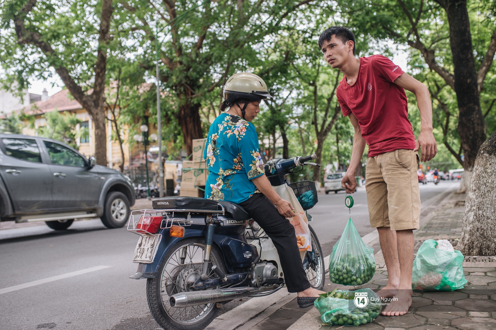 Mùa sấu về trên phố phường Hà Nội: Nhóm thợ đánh giày tranh thủ đổi nghề, kiếm tiền triệu mỗi ngày - Ảnh 10.