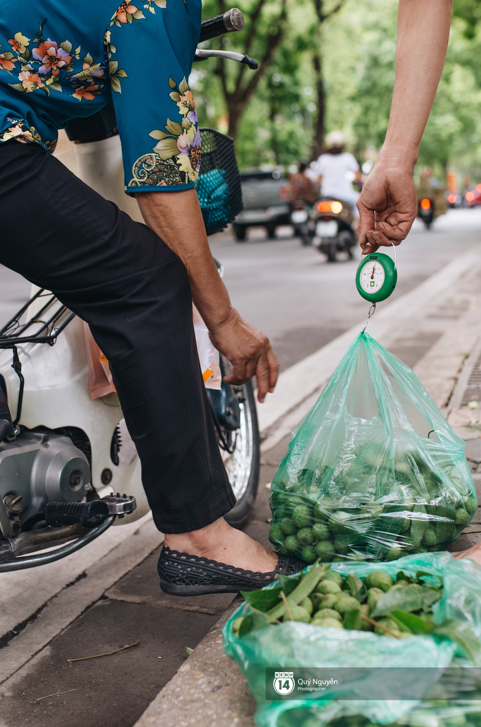 Mùa sấu về trên phố phường Hà Nội: Nhóm thợ đánh giày tranh thủ đổi nghề, kiếm tiền triệu mỗi ngày - Ảnh 1.