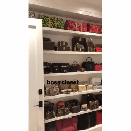 Chẳng k&eacute;m cạnh con g&aacute;i, mẹ của Kylie Jenner cũng c&oacute; ph&ograve;ng để đồ ho&agrave;nh tr&aacute;ng như cửa h&agrave;ng thời trang cao cấp - Ảnh 2.