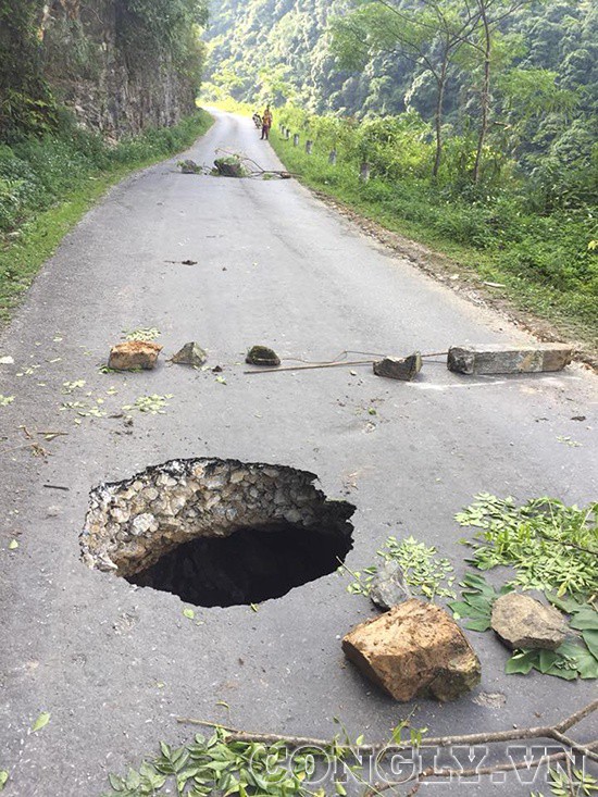 H&agrave; Giang: Xuất hiện hố tử thần s&acirc;u h&agrave;ng trăm m&eacute;t tr&ecirc;n đường - Ảnh 1.