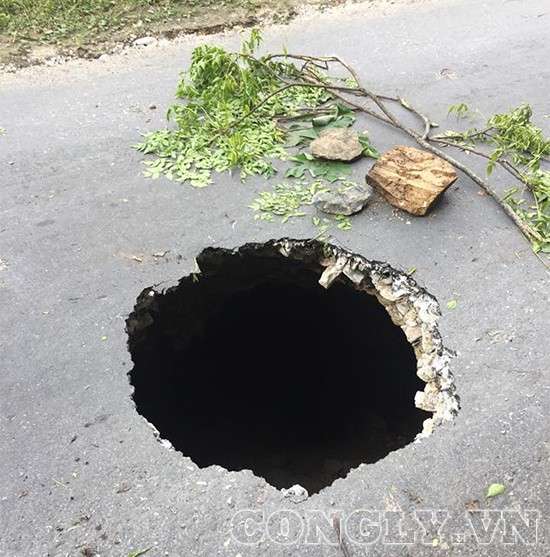 H&agrave; Giang: Xuất hiện hố tử thần s&acirc;u h&agrave;ng trăm m&eacute;t tr&ecirc;n đường - Ảnh 2.