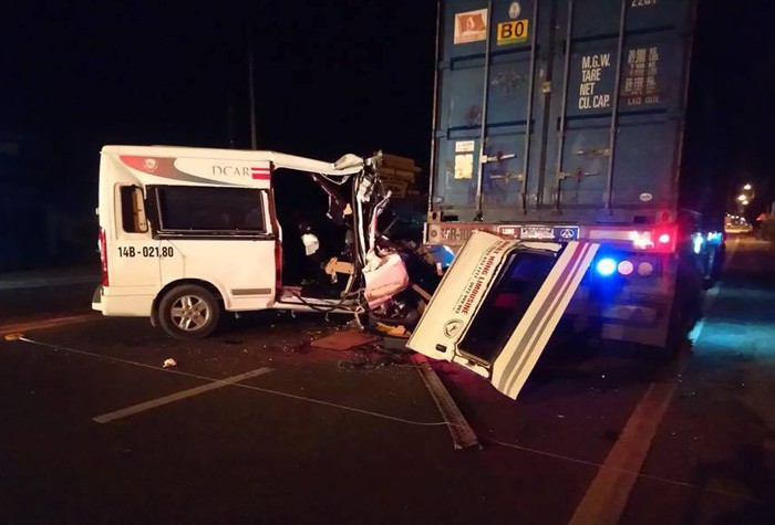 Xe khách tông xe đầu kéo đang đỗ ven đường, 10 người thương vong - Ảnh 1. Xe khách tông xe đầu kéo đang đỗ ven đường, 10 người thương vong - Ảnh 1.