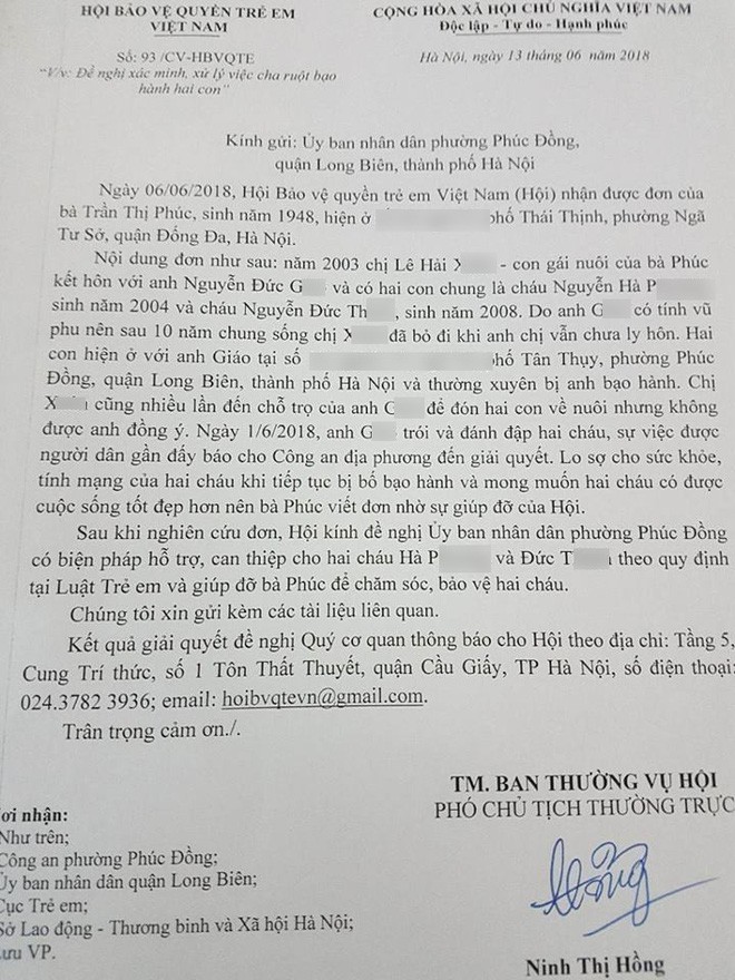 Hà Nội: 2 cháu bé bị bố đẻ khóa trái cửa bạo hành dã man, bà ngoại gửi đơn cầu cứu - Ảnh 1.