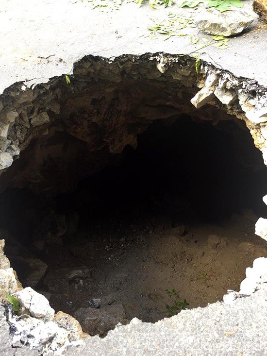 H&agrave; Giang: Xuất hiện hố tử thần s&acirc;u h&agrave;ng trăm m&eacute;t tr&ecirc;n đường - Ảnh 3.