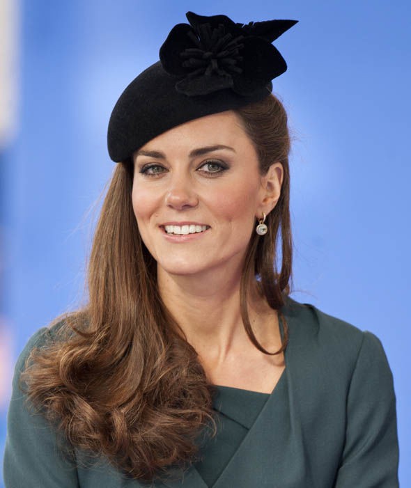 Thần thái xuất chúng của Công nương Kate trong chuyến đi đầu tiên với Nữ hoàng Anh năm 2012 gây sốt trở lại - Ảnh 3.