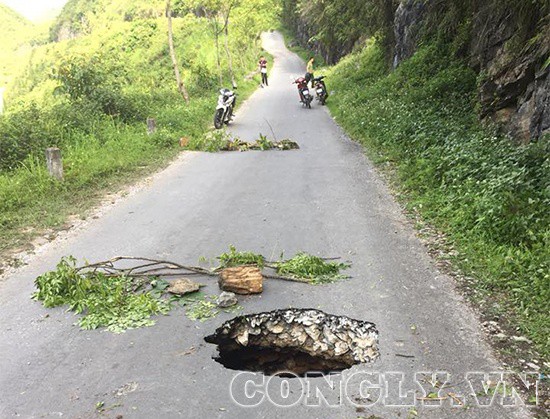 H&agrave; Giang: Xuất hiện hố tử thần s&acirc;u h&agrave;ng trăm m&eacute;t tr&ecirc;n đường - Ảnh 4.