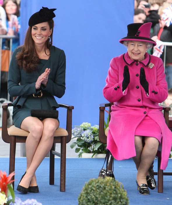 Thần thái xuất chúng của Công nương Kate trong chuyến đi đầu tiên với Nữ hoàng Anh năm 2012 gây sốt trở lại - Ảnh 4.