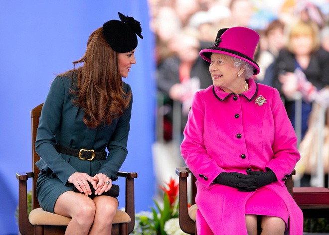 Thần thái xuất chúng của Công nương Kate trong chuyến đi đầu tiên với Nữ hoàng Anh năm 2012 gây sốt trở lại - Ảnh 7.