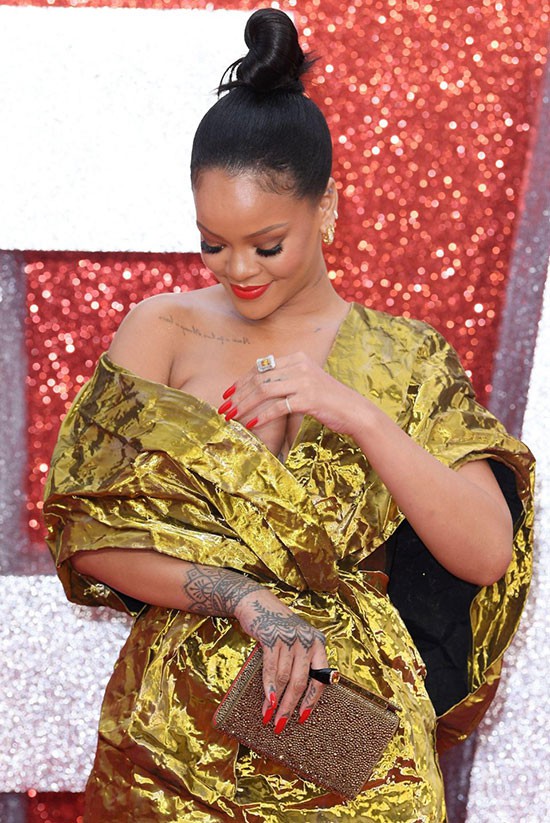 Rihanna mặc đồ trễ nải suýt lộ cả vòng 1 trên thảm đỏ Oceans 8 - Ảnh 2.