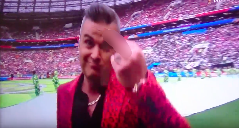 Khai mạc World Cup 2018: Robbie Williams gây tranh cãi vì giơ ngón giữa - Ảnh 1.