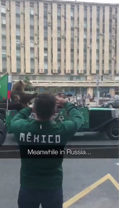Người Nga dắt GẤU ra đường thổi kèn tò tí te ăn mừng đội nhà thắng trận khai mạc World Cup - Ảnh 3.