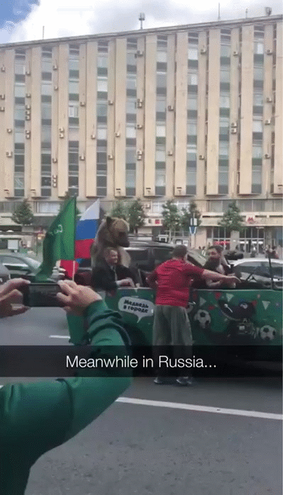 Người Nga dắt GẤU ra đường thổi kèn tò tí te ăn mừng đội nhà thắng trận khai mạc World Cup - Ảnh 4.