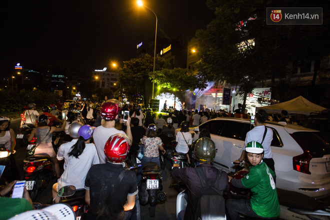 Nghe Noo Phước Thịnh thể hiện ca khúc mới, khán giả Hà Nội dừng xe lại xem đến nghẽn cả khu phố - Ảnh 10.