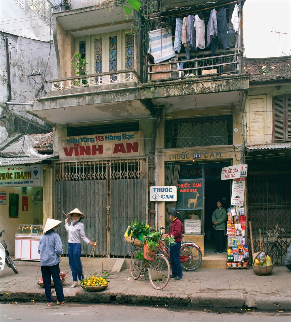 Bạn có nhận ra những góc phố quen của Hà Nội trong bộ ảnh 36 phố phường được chụp trong suốt 30 năm? - Ảnh 9.