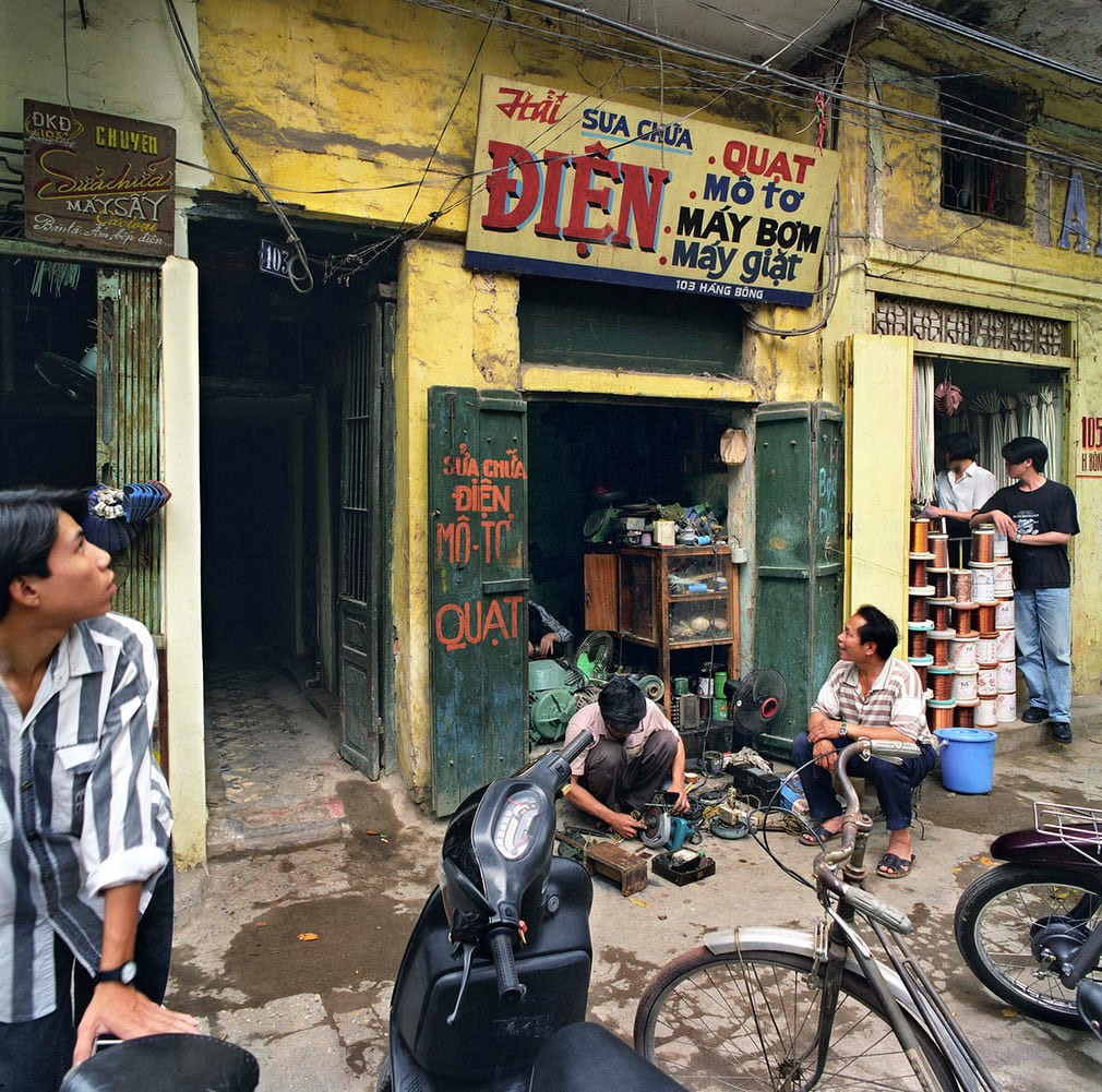 Bạn có nhận ra những góc phố quen của Hà Nội trong bộ ảnh 36 phố phường được chụp trong suốt 30 năm? - Ảnh 10.