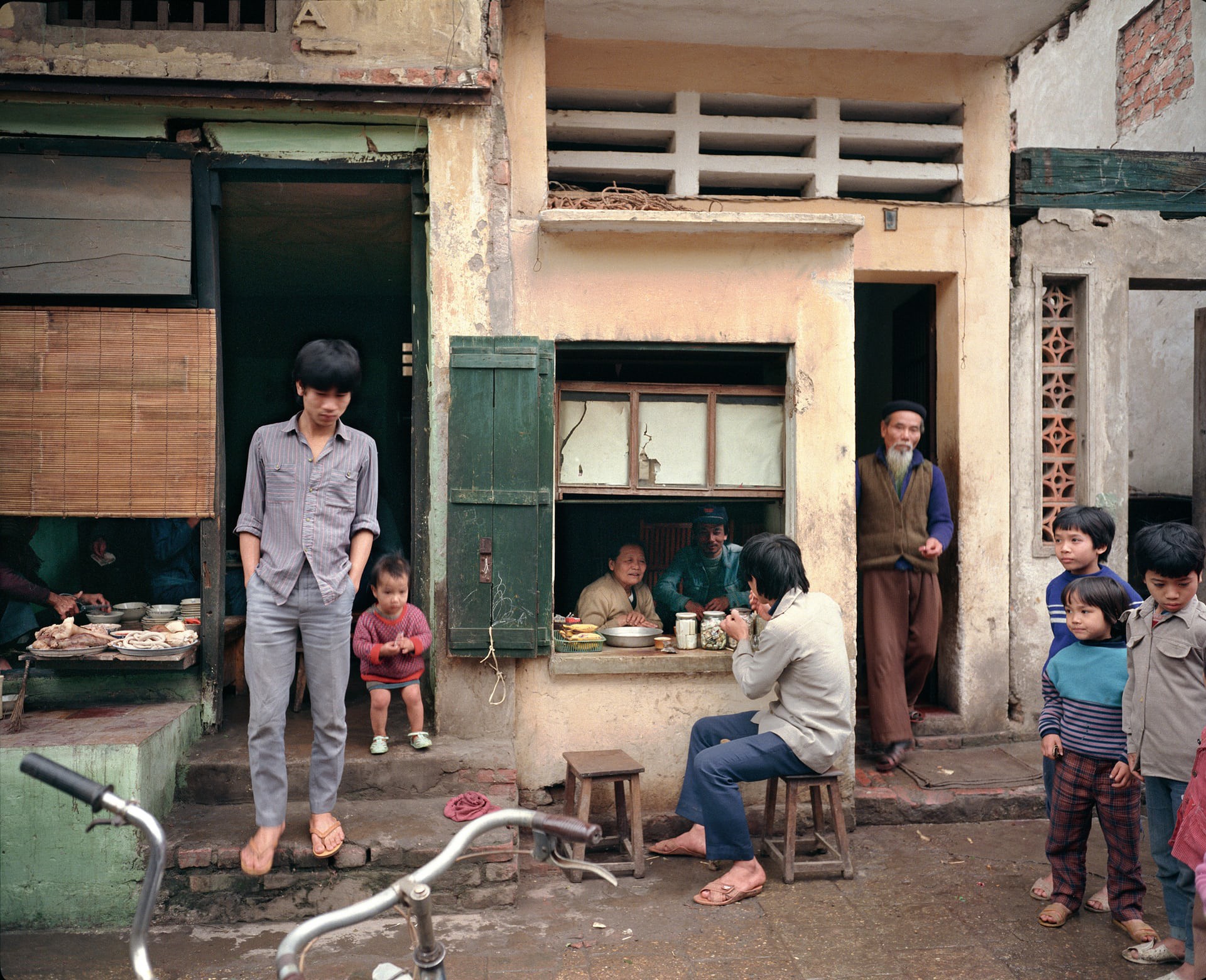 Bạn có nhận ra những góc phố quen của Hà Nội trong bộ ảnh 36 phố phường được chụp trong suốt 30 năm? - Ảnh 4.