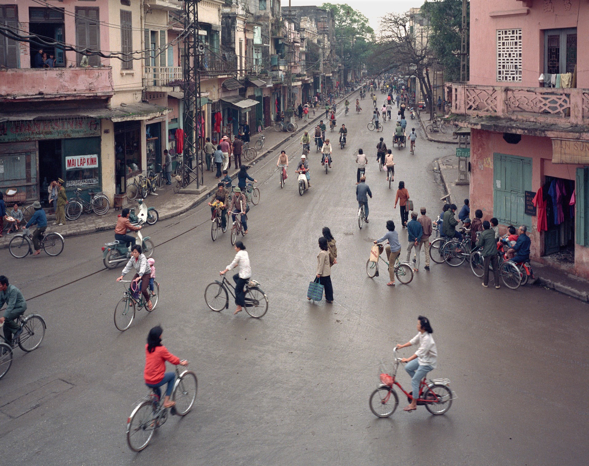 Bạn có nhận ra những góc phố quen của Hà Nội trong bộ ảnh 36 phố phường được chụp trong suốt 30 năm? - Ảnh 3.