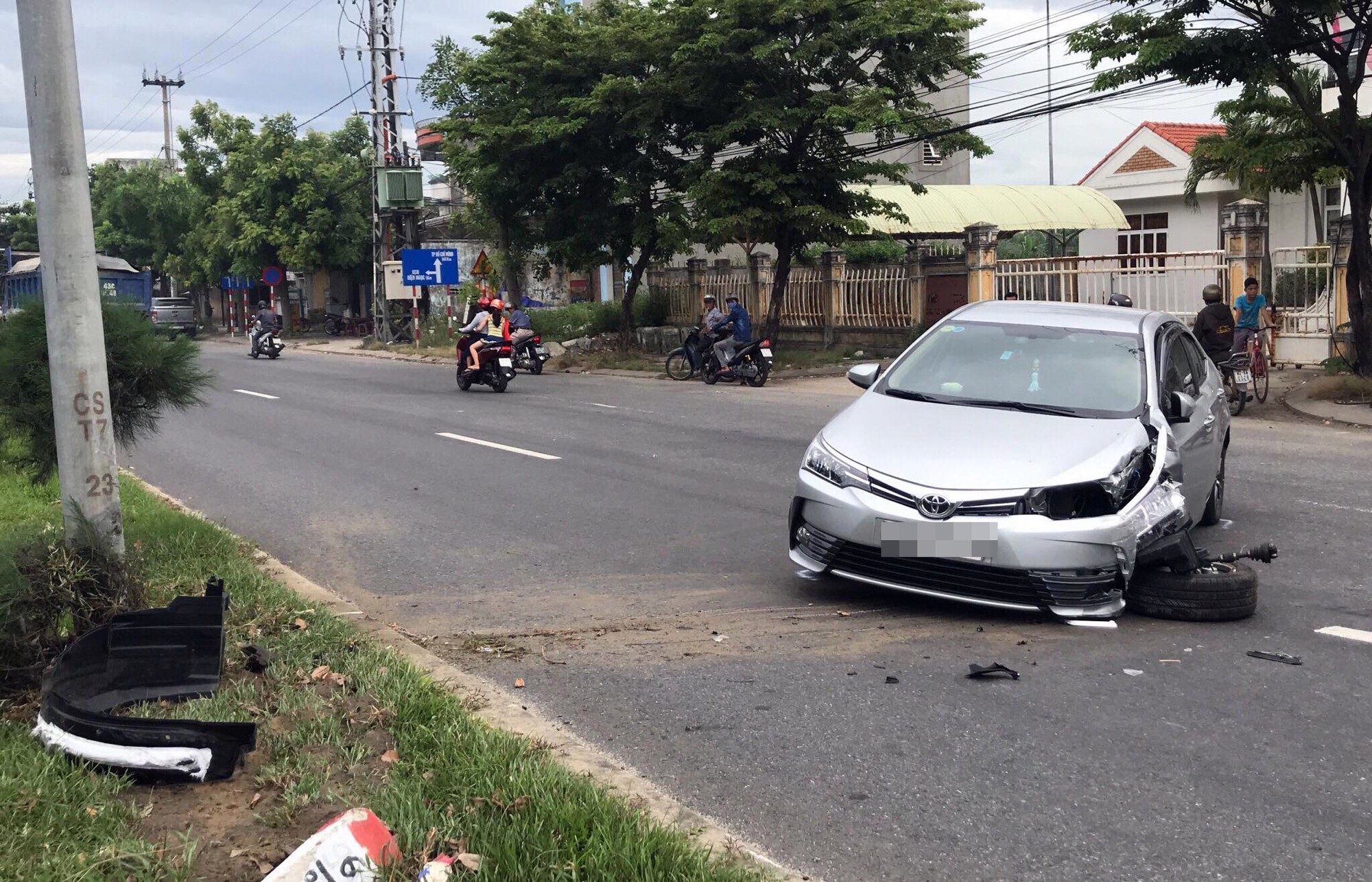 Buồn ngủ, 1 phụ nữ lái ô tô tông vào cột điện - Ảnh 1. Buồn ngủ, 1 phụ nữ lái ô tô tông vào cột điện - Ảnh 1.