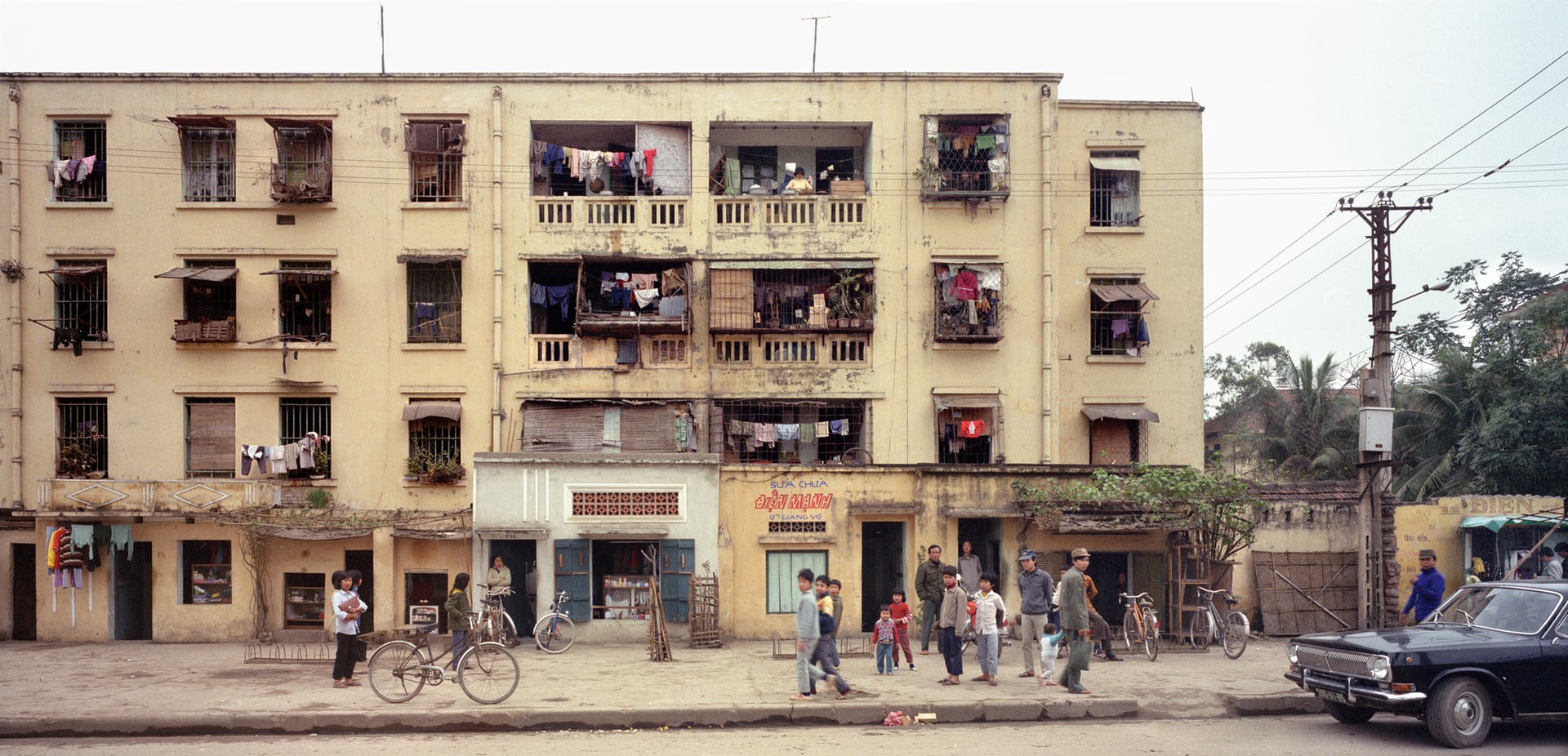 Bạn có nhận ra những góc phố quen của Hà Nội trong bộ ảnh 36 phố phường được chụp trong suốt 30 năm? - Ảnh 5.