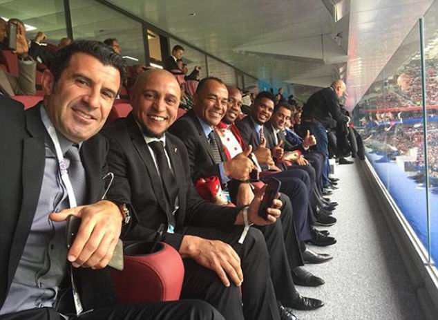 Bức ảnh gây bão trong ngày khai mạc World Cup: 10 huyền thoại ngồi chung một hàng ghế - Ảnh 1.