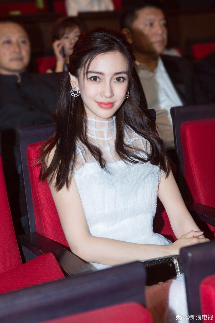 Chiều thì sang chảnh tối lại dịu dàng, Angela Baby liên tiếp phá đảo 2 thảm đỏ trong cùng một ngày - Ảnh 7. Chiều thì sang chảnh tối lại dịu dàng, Angela Baby liên tiếp phá đảo 2 thảm đỏ trong cùng một ngày - Ảnh 7.