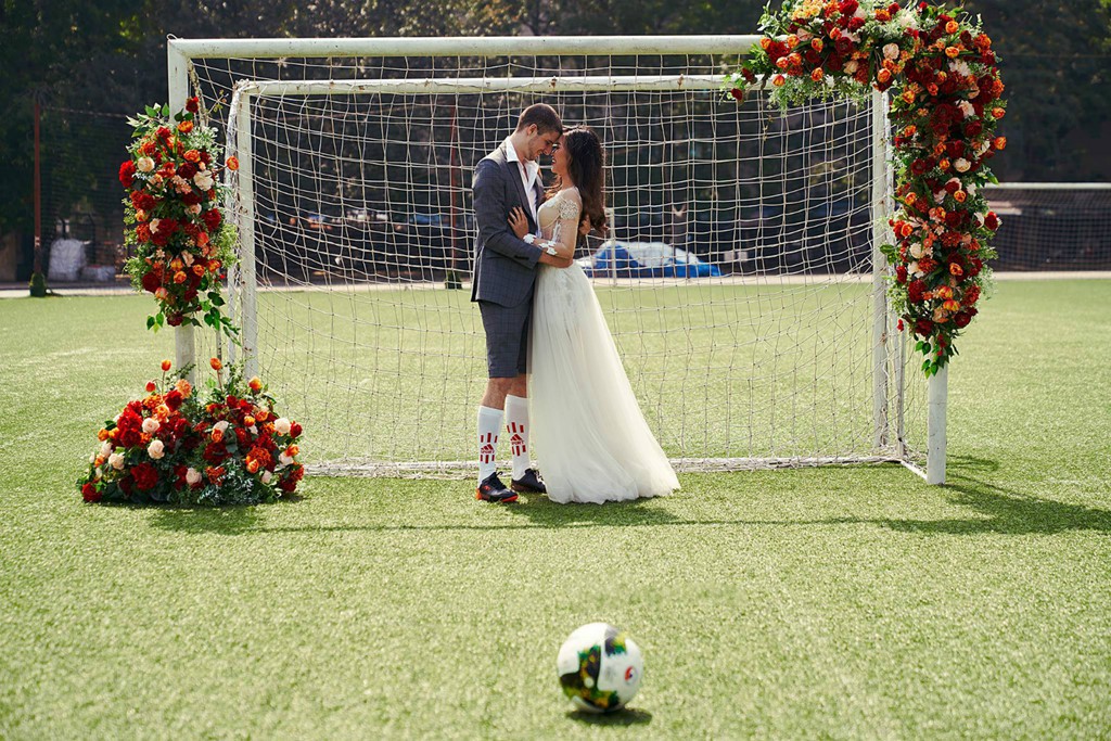 Ảnh cưới siêu lầy mùa World Cup: cô dâu Việt và chú rể Pháp mặc lễ phục nhưng đi giày thể thao và chụp ảnh ở sân bóng - Ảnh 8.