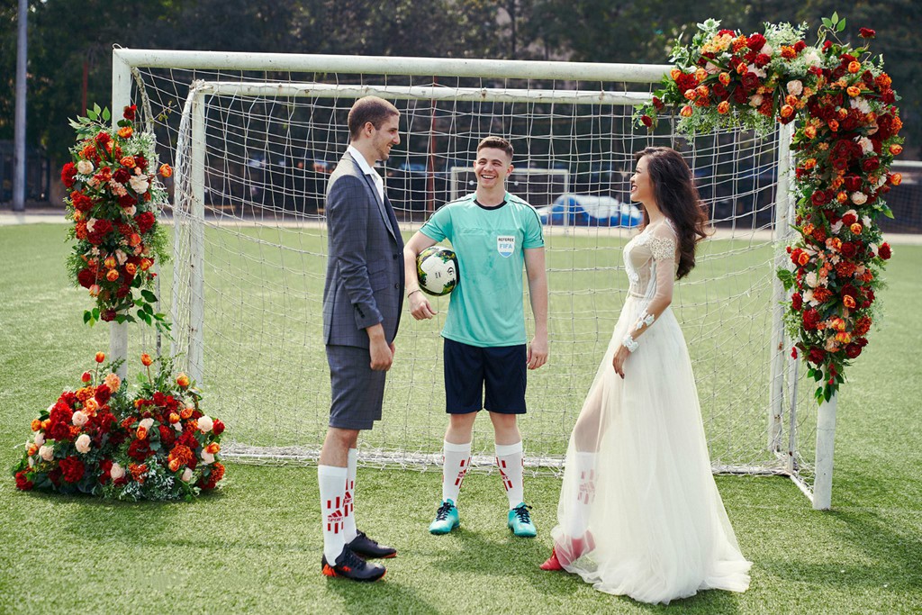 Ảnh cưới siêu lầy mùa World Cup: cô dâu Việt và chú rể Pháp mặc lễ phục nhưng đi giày thể thao và chụp ảnh ở sân bóng - Ảnh 7.