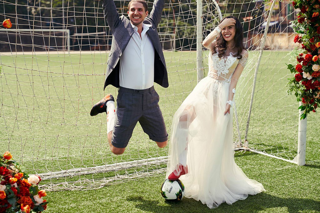 Ảnh cưới siêu lầy mùa World Cup: cô dâu Việt và chú rể Pháp mặc lễ phục nhưng đi giày thể thao và chụp ảnh ở sân bóng - Ảnh 5.