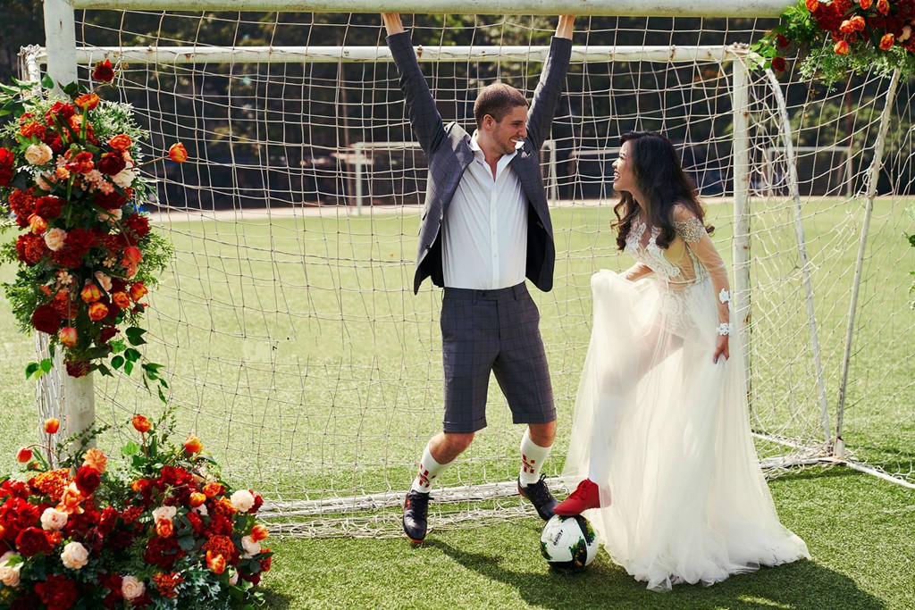 Ảnh cưới siêu lầy mùa World Cup: cô dâu Việt và chú rể Pháp mặc lễ phục nhưng đi giày thể thao và chụp ảnh ở sân bóng - Ảnh 3.