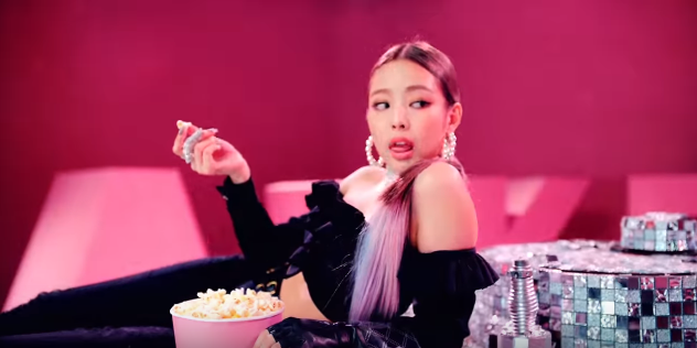 Cùng soi MV của BLACKPINK sau gần một năm ở ẩn, DDU-DU DDU-DU hay Đu lên đèn chùm? - Ảnh 3.