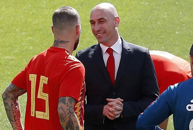  Thủ quân Tây Ban Nha ẩu đả với Chủ tịch RFEF trên sân tập World Cup  - Ảnh 1.