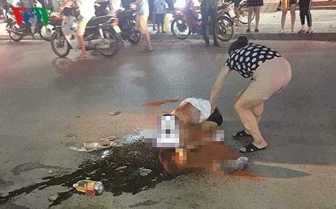 Vụ c&ocirc; g&aacute;i bị lột đồ, đổ mắm ớt giữa đường: C&ocirc;ng an khẳng định l&agrave; vụ đ&aacute;nh ghen - Ảnh 1.
