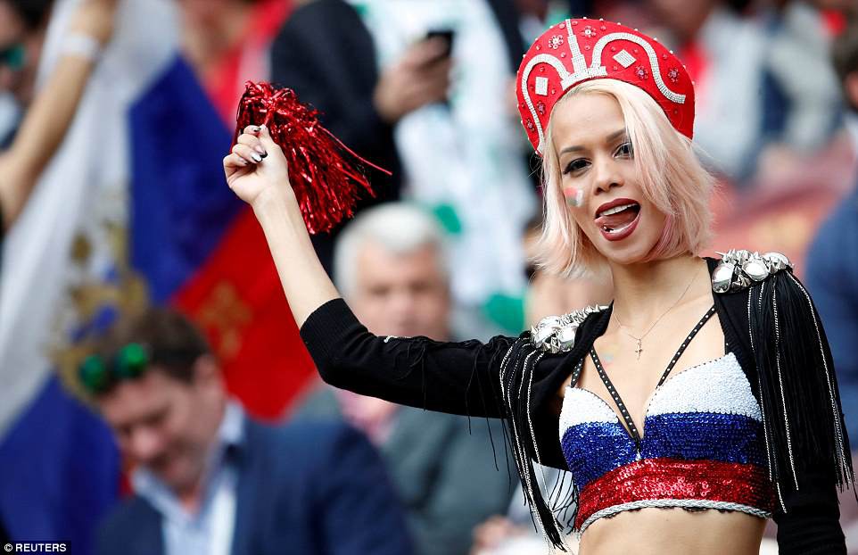 Hình ảnh thú vị trong trận khai mạc World Cup 2018: Nữ cổ động viên Nga ăn mặc gợi cảm, các cô gái Arab-Saudi vẫn trùm khăn kín mít như ngày thường - Ảnh 2.