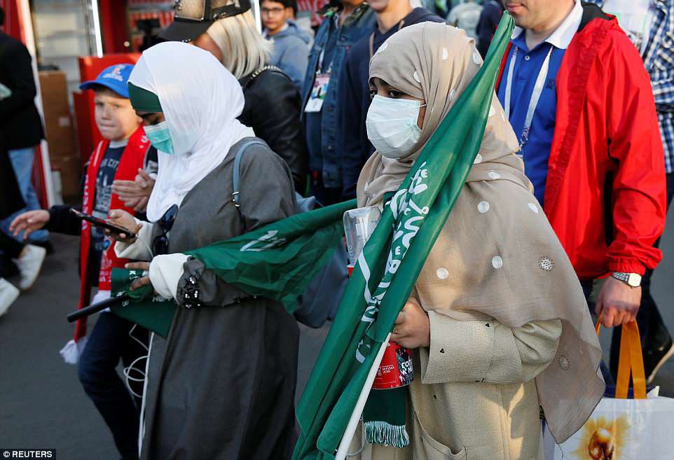 Hình ảnh thú vị trong trận khai mạc World Cup 2018: Nữ cổ động viên Nga ăn mặc gợi cảm, các cô gái Arab-Saudi vẫn trùm khăn kín mít như ngày thường - Ảnh 3.