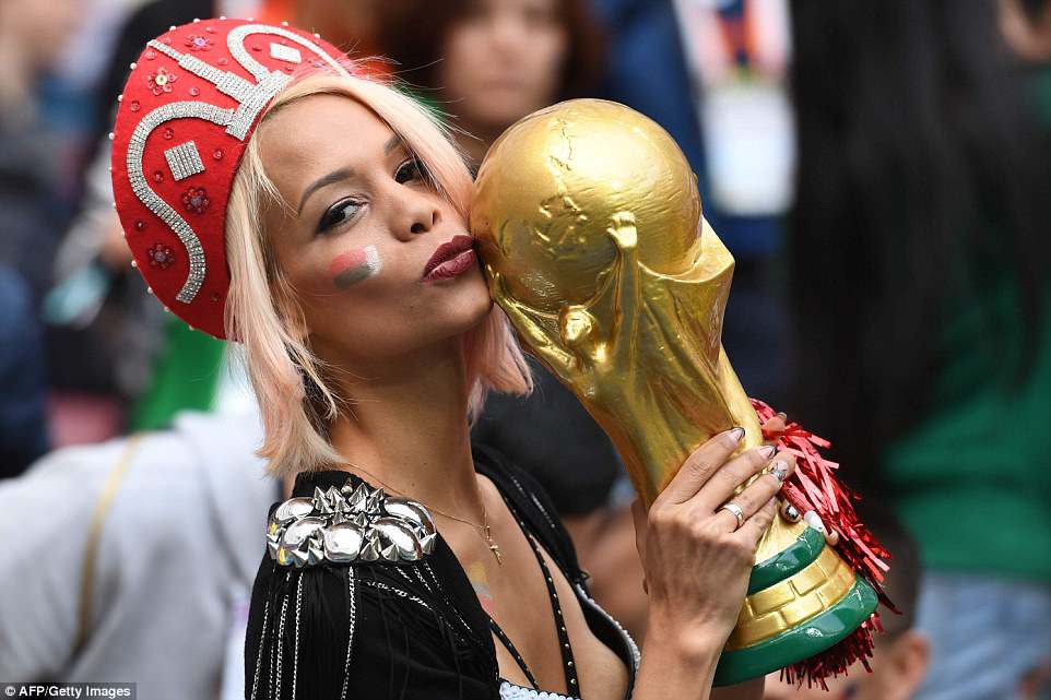 Hình ảnh thú vị trong trận khai mạc World Cup 2018: Nữ cổ động viên Nga ăn mặc gợi cảm, các cô gái Arab-Saudi vẫn trùm khăn kín mít như ngày thường - Ảnh 4.