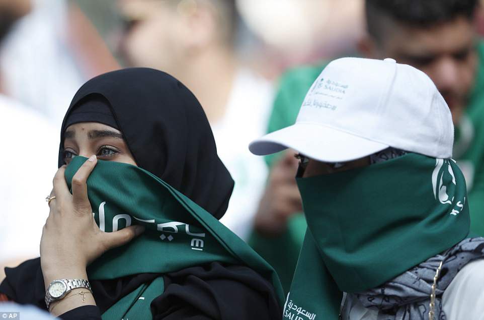 Hình ảnh thú vị trong trận khai mạc World Cup 2018: Nữ cổ động viên Nga ăn mặc gợi cảm, các cô gái Arab-Saudi vẫn trùm khăn kín mít như ngày thường - Ảnh 5.