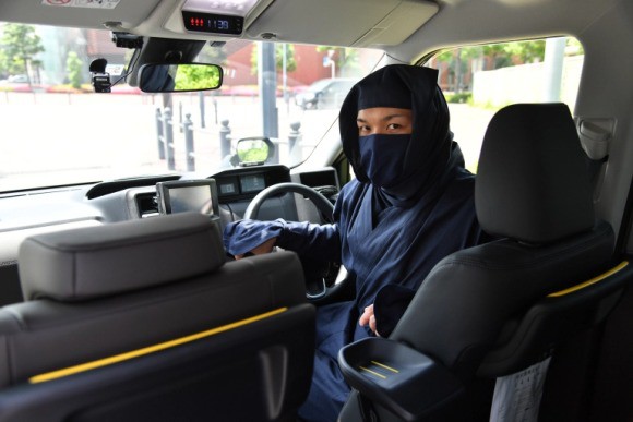 Đi taxi ở Nhật Bản mùa này: Tài xế nếu không phải ninja huyền thoại thì cũng là vệ sĩ vest đen cực ngầu và còn được trang bị cả… súng nước - Ảnh 1.