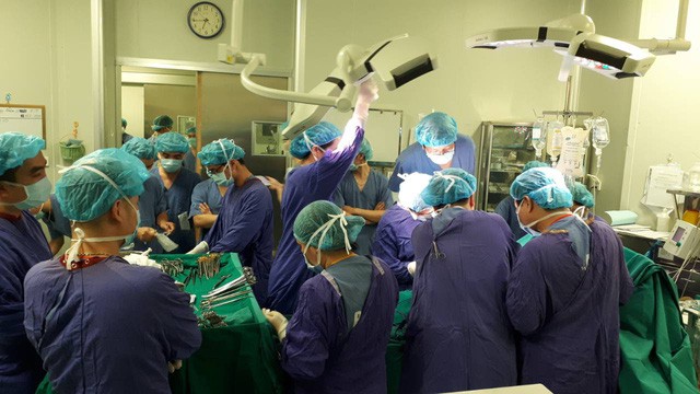 Phía sau hành trình tái sinh trái tim của chàng trai chết não vì tai nạn giao thông - Ảnh 1.