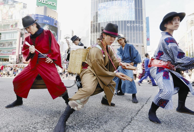 Những chàng Samurai nhặt rác trên đường phố Nhật: Dọn dẹp thì ít múa may thì nhiều nhưng vẫn dễ thương phát ngất! - Ảnh 1.